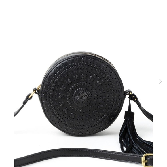 ⭐️ 3/$25 ⭐️ Black Round Whipstitch Crossbody - Picture 2 of 13